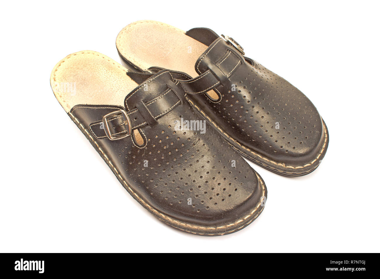 Chaussons cuir chambre isolé sur fond blanc Banque D'Images