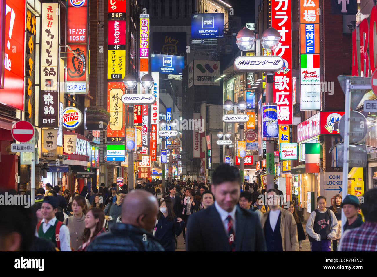 Les piétons à Shibuya Cener-gai, Tokyo, Japon Banque D'Images