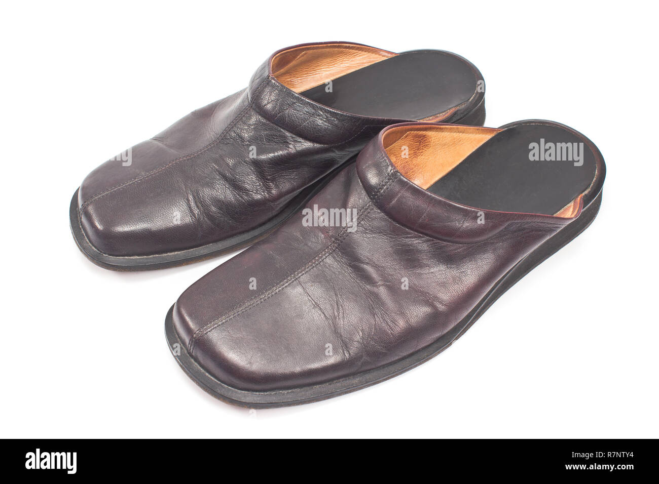 Chaussons cuir chambre isolé sur fond blanc Banque D'Images