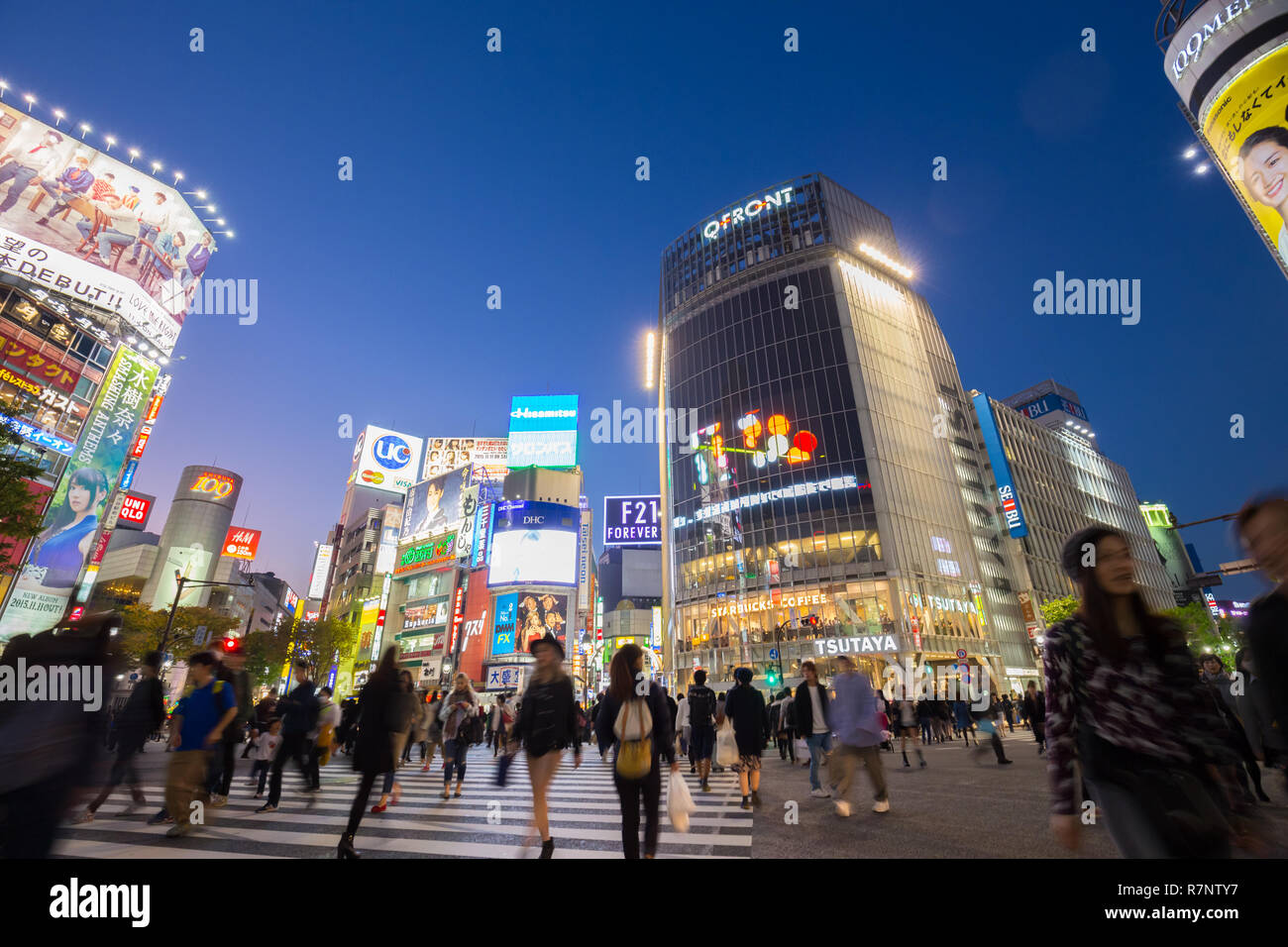 Les piétons au croisement de Shibuya, Tokyo, Japon Banque D'Images