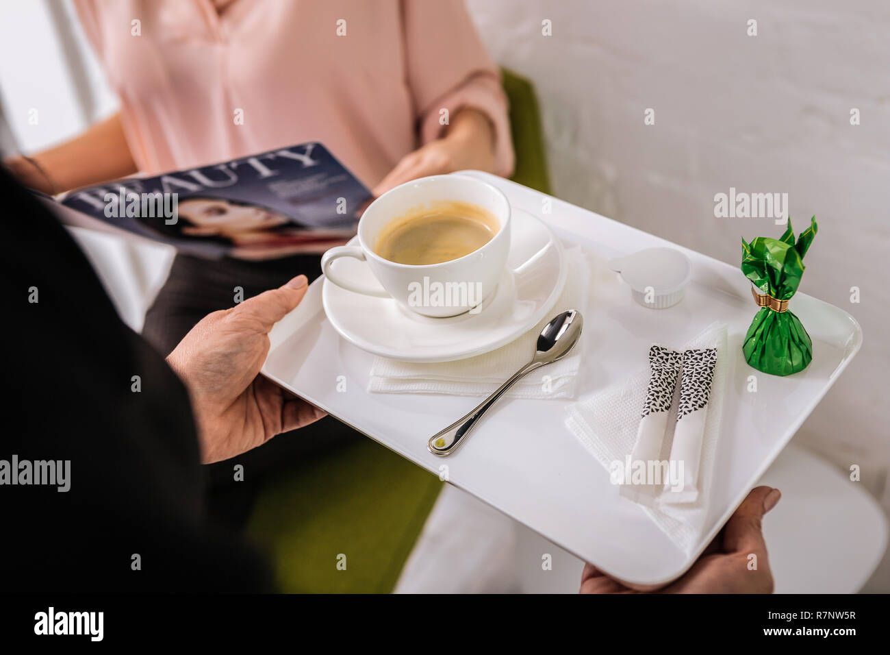 Assistant en instituts de beauté ce qui porte tasse de café et Bonbons au chocolat Banque D'Images