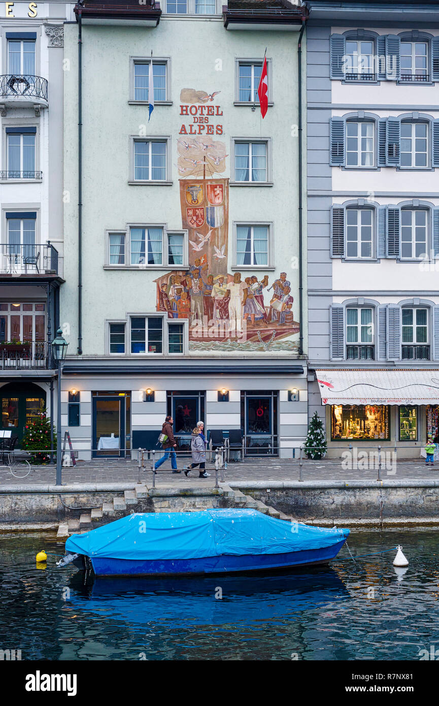 Façade peinte de l'Hôtel des Alpes sur le Rathausquai à Lucerne, Suisse Banque D'Images