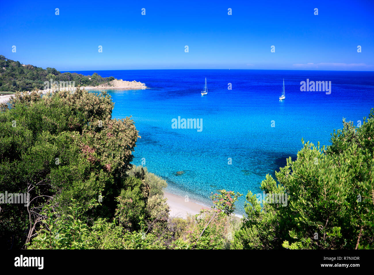 Plage et voiliers à Cannella, Corse, France. Cannella est situé sur la partie sud-est de l'île de Corse, dans la mer Méditerranée. Banque D'Images