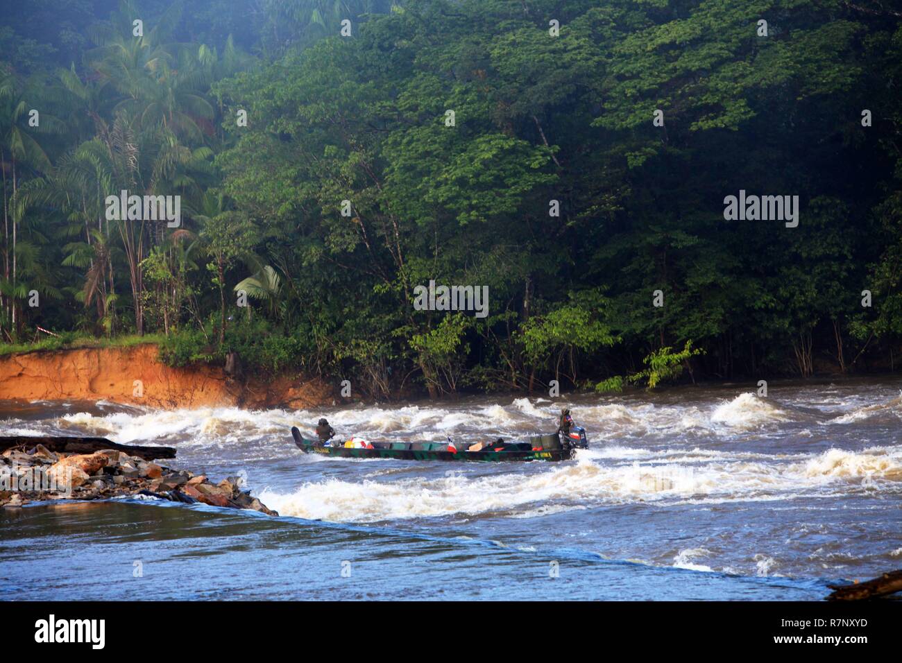 France, Guyane (département d'outre-mer), Saint Laurent du Maroni, l'adoption de la 9e RIMa canoe, Saut feu Mamam Valentin, un passage très dangereux de la Mana Banque D'Images