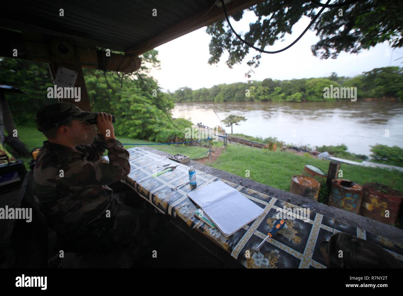 France, Guyane (département d'outre-mer), Saint Laurent du Maroni, Gatarmerie point de contrôle à Jump Sabbat, en amont de l'embouchure de la Mana, la troisième rivière en Guyane Banque D'Images