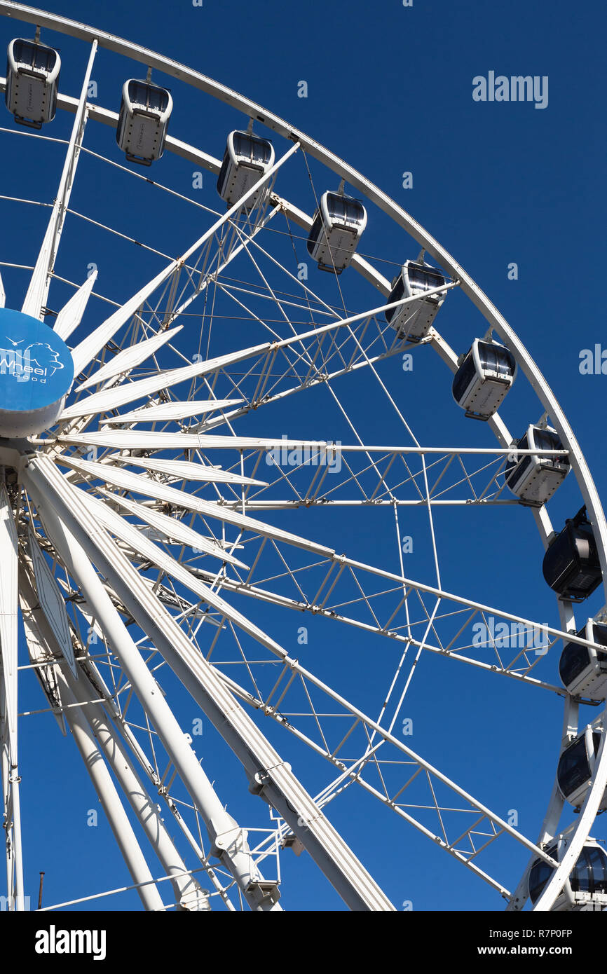 Grande roue roue cap ou grande roue au V&A Waterfront à Cape Town against a blue sky Banque D'Images