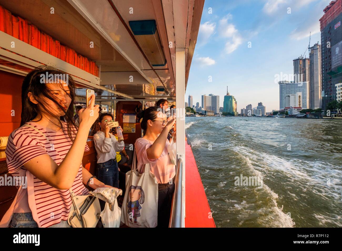 Thaïlande, Bangkok, quartier Khlong San, bateau-bus sur la rivière Chao Phraya Banque D'Images