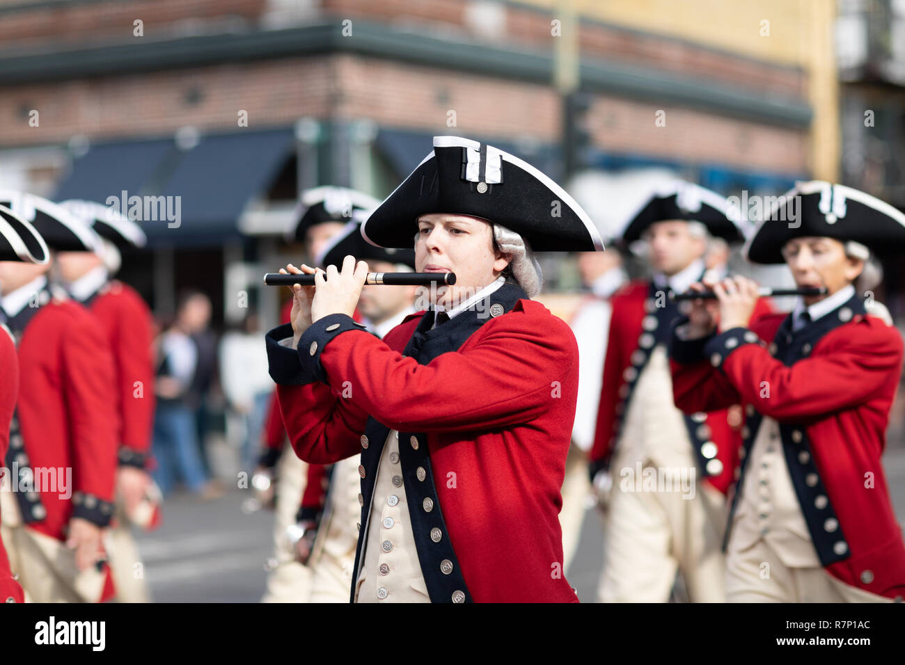 La Nouvelle Orléans, Louisiane, USA - 24 novembre 2018 : le Bayou Classic Parade, Old Guard Fife and Drum Corps portant des vêtements traditionnels fanfare par Banque D'Images