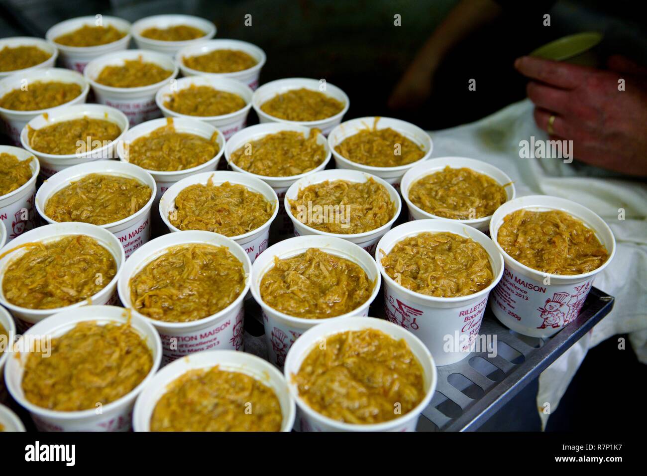 France, Sarthe, Connerre, Claude Segouin, boucherie, préparation des rillettes, l'empotage Banque D'Images
