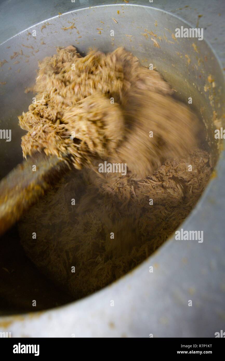 France, Sarthe, Connerre, Claude Segouin, boucherie, la préparation de rillettes, d'ajouter le saindoux et le mélange Banque D'Images