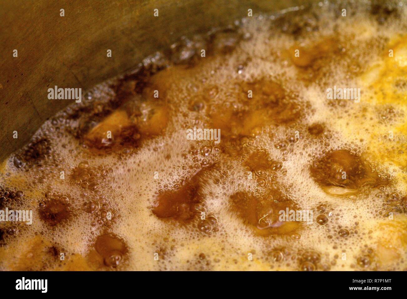 France, Sarthe, Connerre, Claude Segouin, boucherie, préparation des rillettes, cuissson Banque D'Images