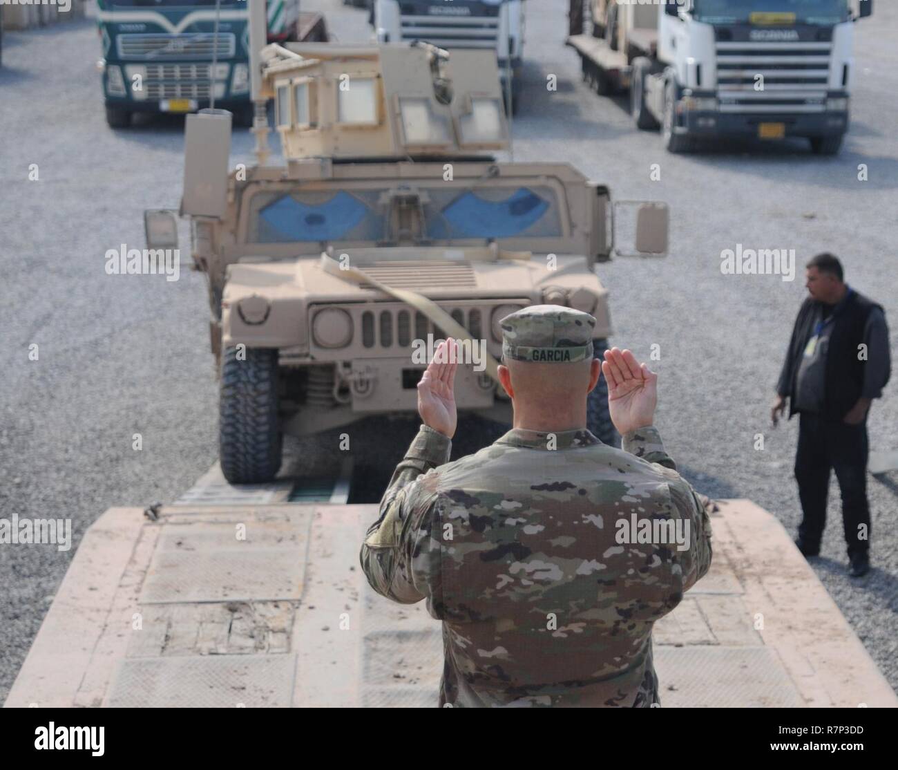 Le sergent de l'armée américaine. 1re classe Henry Garcia, déployées à l'appui de la Force opérationnelle interarmées - Fonctionnement résoudre inhérent et affectés à l'appui de l'avant 583e compagnie, 3e bataillon du 321e Régiment d'artillerie de la brigade des incendies, XVIII charge un véhicule pour le transport d'Erbil, Irak, près de 21 Mars, 2017. Les GFIM - OIR est la coalition mondiale pour vaincre ISIS en Iraq et en Syrie. Banque D'Images