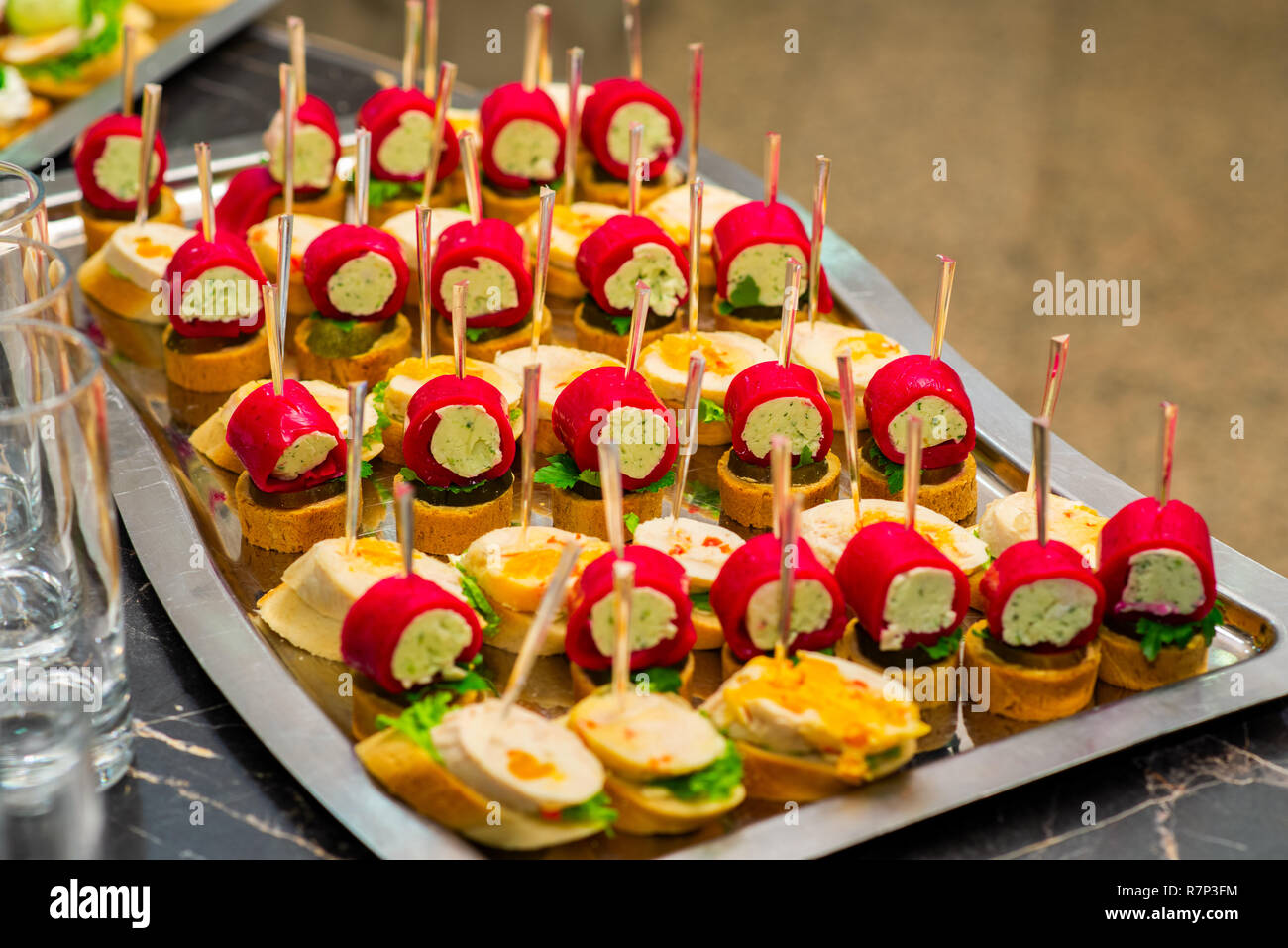 Des collations froides sur la table buffet, canapés au banquet Banque D'Images