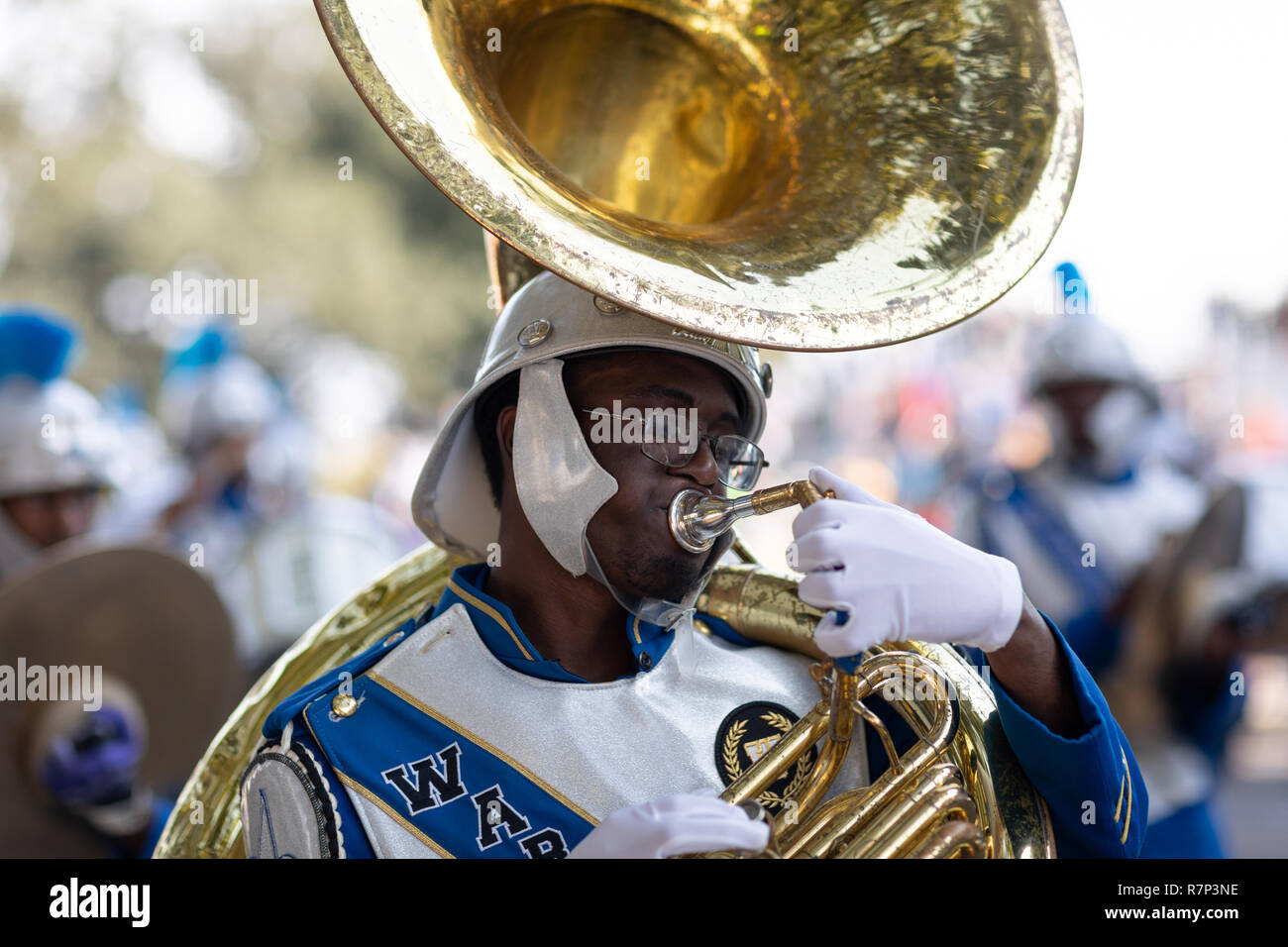 La Nouvelle Orléans, Louisiane, USA - 24 novembre 2018 : le Bayou Classic Parade, membres du S.B. Wright Charter School marching band à la parade Banque D'Images