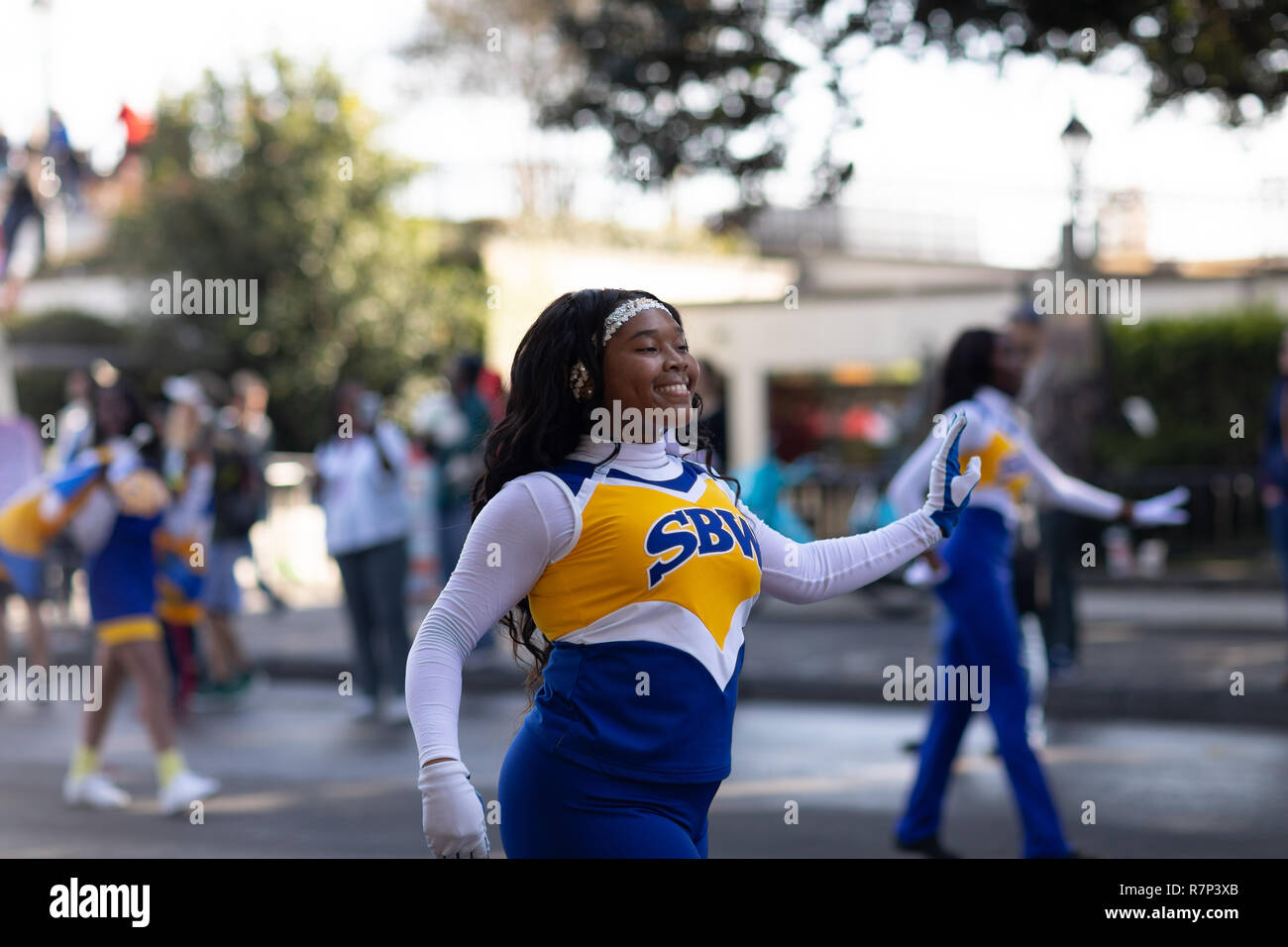 La Nouvelle Orléans, Louisiane, USA - 24 novembre 2018 : le Bayou Classic Parade, membres du S.B. Wright Charter School marching band à la parade Banque D'Images