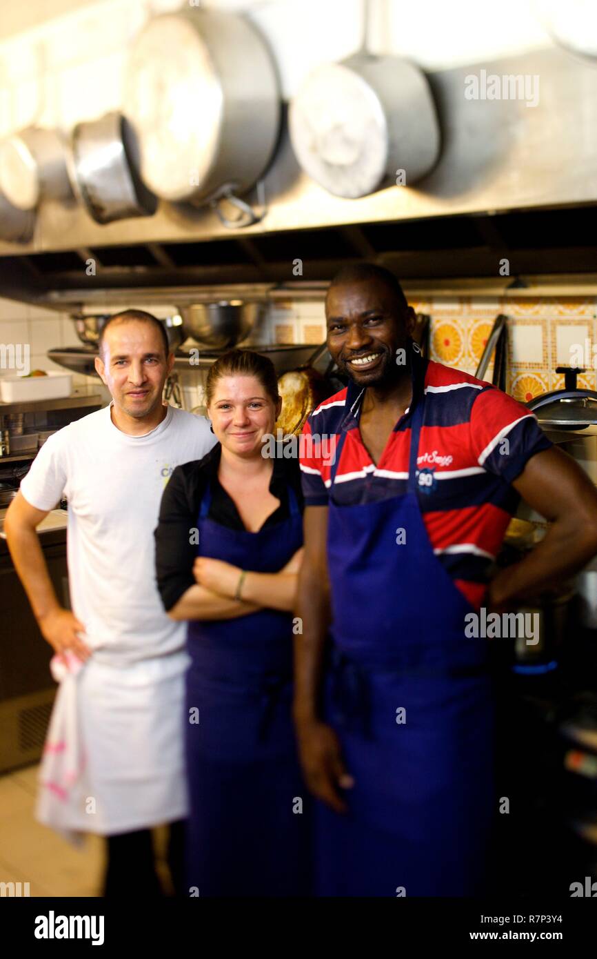 France, Haute Corse, Balagne, Calvi, l'équipe de cuisine, restaurant La table di un Loghia Banque D'Images
