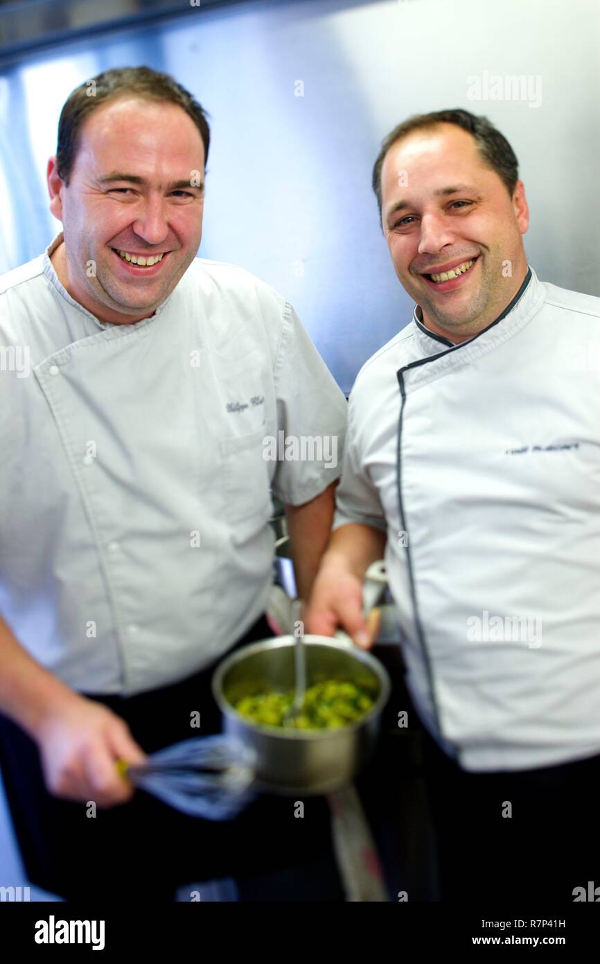 La France, Finistère, Parc naturel régional d'Armorique, le parc marin naturel d'Iroise, Douarnenez, le chef Gaël Ruscart et Philippe Clauss du restaurant L'insolite Banque D'Images