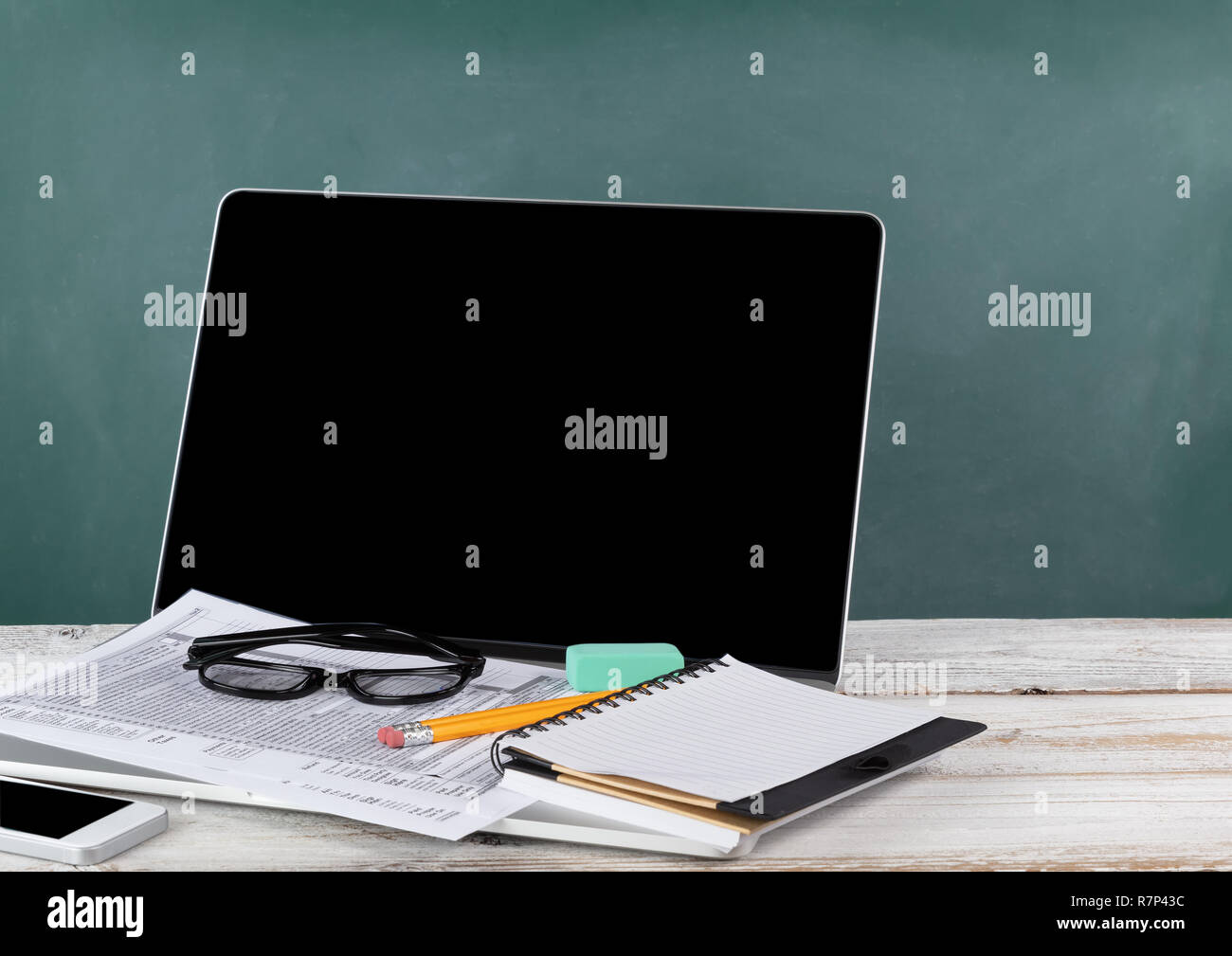 Bureau de travail pour faire de l'impôt sur le revenu dans un environnement de salle de classe Banque D'Images