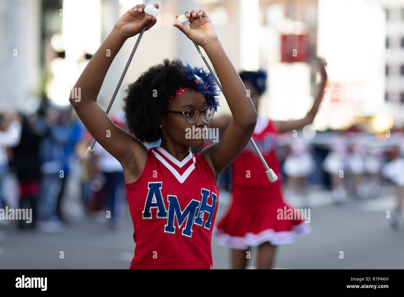 La Nouvelle Orléans, Louisiane, USA - 24 novembre 2018 : le Bayou Classic Parade, membres de l'Alice Harte Charter School Marching Band se produiront au Banque D'Images