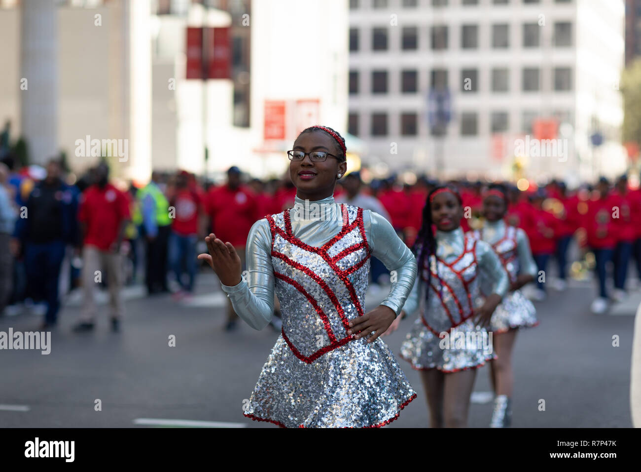 La Nouvelle Orléans, Louisiane, USA - 24 novembre 2018 : le Bayou Classic Parade, membres de l'Alice Harte Charter School Marching Band se produiront au Banque D'Images