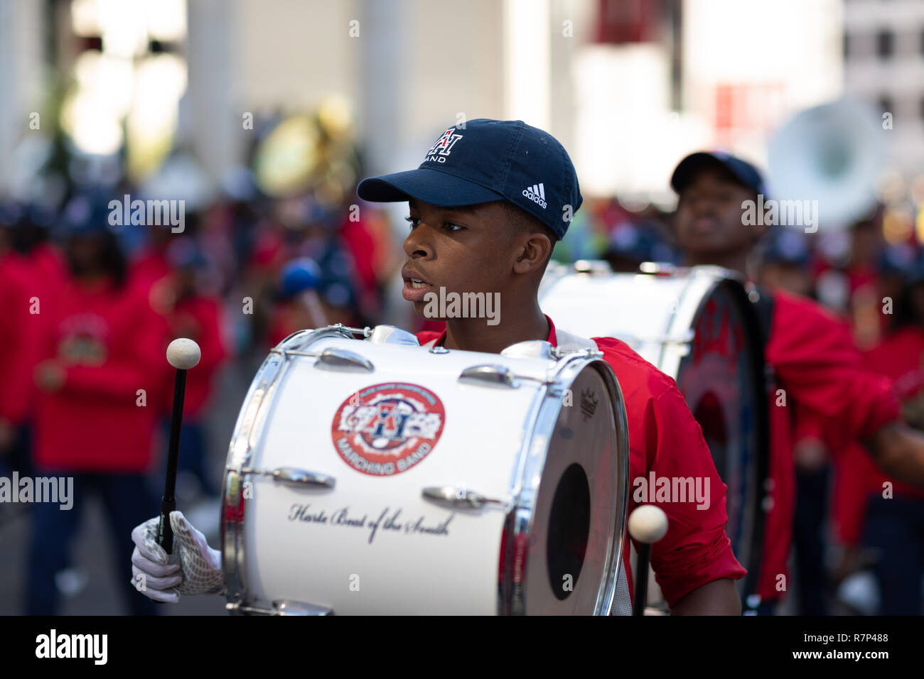 La Nouvelle Orléans, Louisiane, USA - 24 novembre 2018 : le Bayou Classic Parade, membres de l'Alice Harte Charter School Marching Band se produiront au Banque D'Images