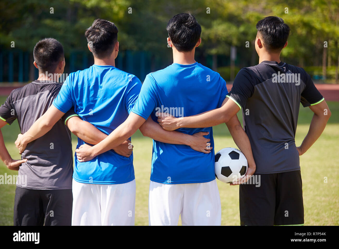 Portrait en extérieur d'une équipe de jeunes joueurs de football football asiatique, vue arrière Banque D'Images