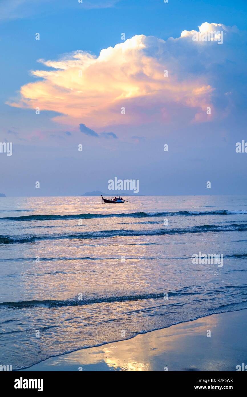 La Thaïlande, province de Phang Nga, Parc national marin de Tarutao, Ko Tarutao island, Ao Pante Malacca bay au coucher du soleil Banque D'Images