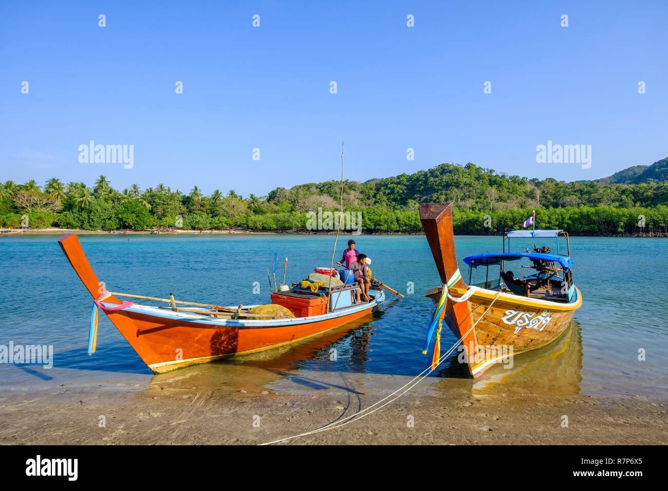 La Thaïlande, province de Phang Nga, Parc national marin de Tarutao, Ko Tarutao island, les pêcheurs à Ao Pante Malacca bay Banque D'Images