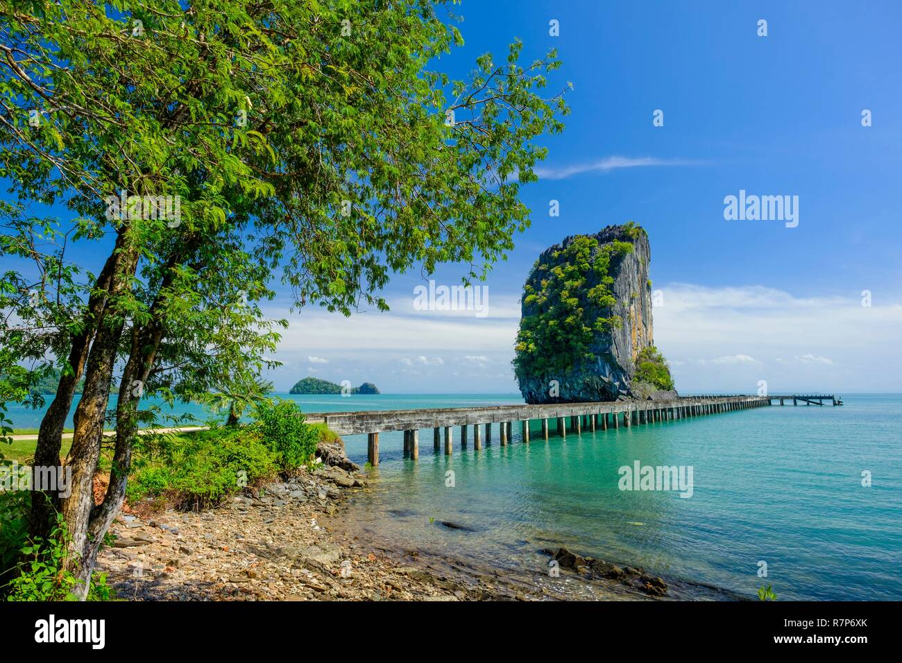 La Thaïlande, province de Phang Nga, Parc national marin de Tarutao, Ko Tarutao island, Ao, Wow Talo rock karstiques émergeant de l'océan Banque D'Images