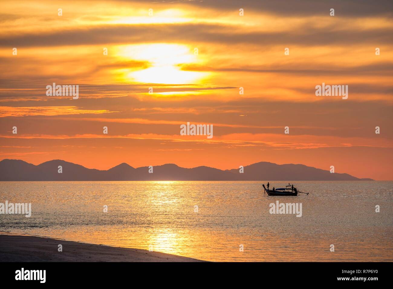 La Thaïlande, province de Phang Nga, Parc national marin de Tarutao, Ko Tarutao island, coucher de Ao Pante Malacca beach Banque D'Images