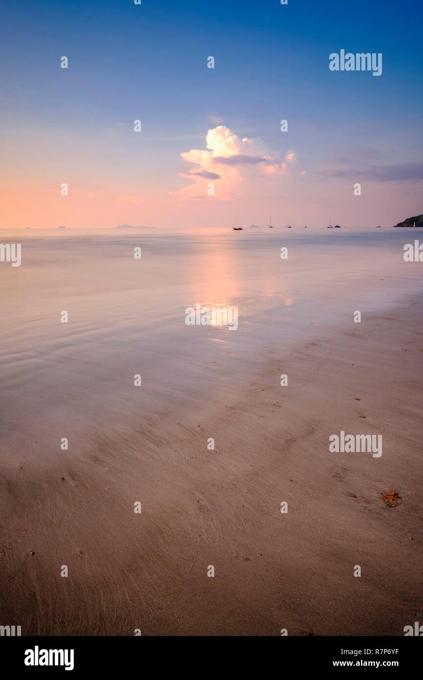 La Thaïlande, province de Phang Nga, Parc national marin de Tarutao, Ko Tarutao island, Ao Pante Malacca bay au coucher du soleil Banque D'Images