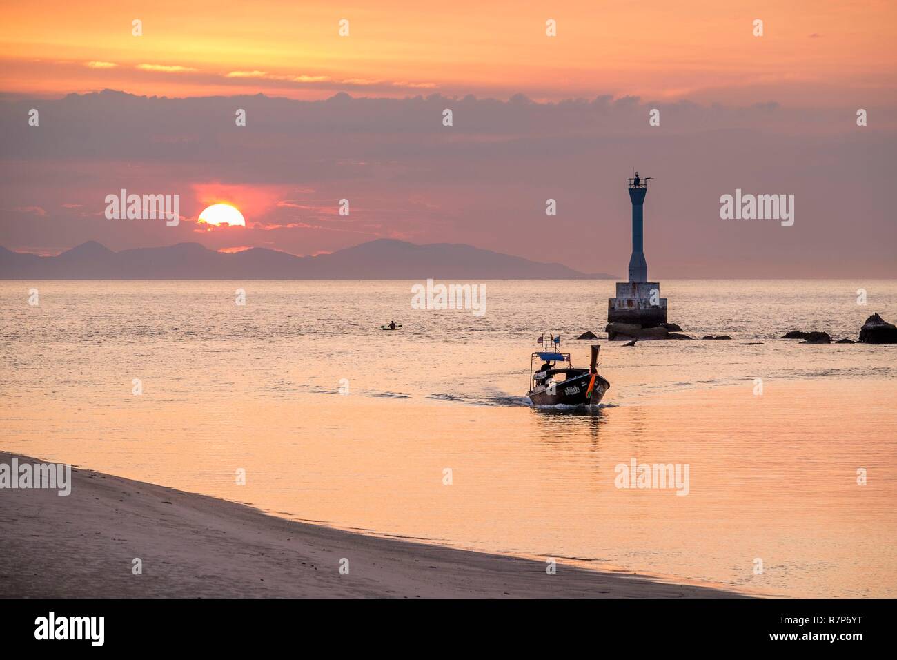 La Thaïlande, province de Phang Nga, Parc national marin de Tarutao, Ko Tarutao island, coucher de Ao Pante Malacca beach Banque D'Images