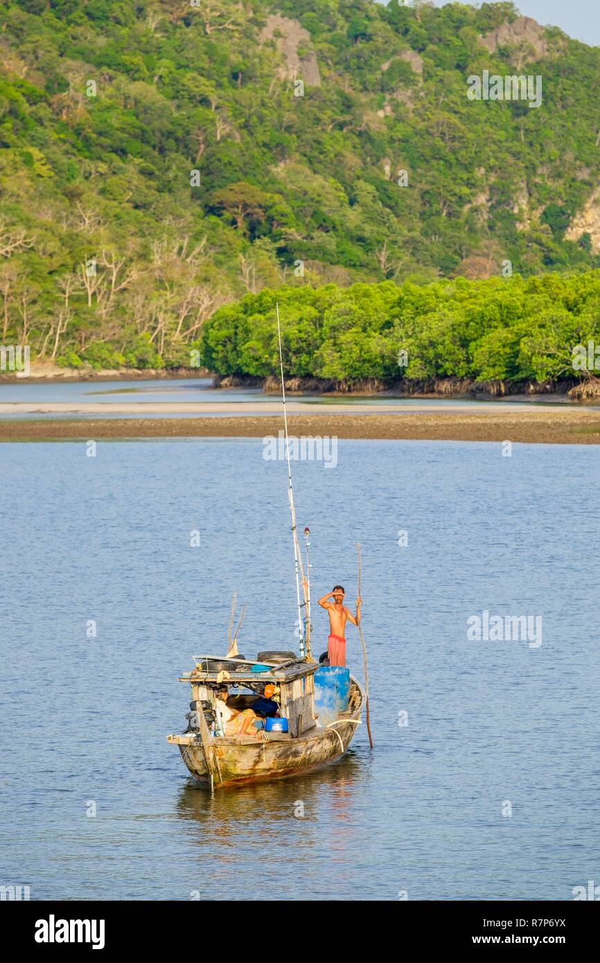 La Thaïlande, province de Phang Nga, Parc national marin de Tarutao, Ko Tarutao island, les pêcheurs à Ao Pante Malacca bay Banque D'Images