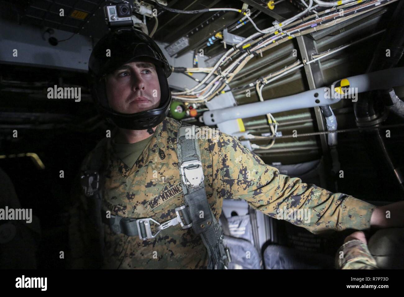 Le sergent d'artillerie du Corps des Marines des États-Unis. Joseph A. Purdy, spécialiste de la livraison de l'air, 2e Bataillon de soutien des transports (BST), Lutter contre 2, 2e Régiment Logistique Marine Logistics Group, attend pour l'enseignement au cours d'un saut en parachute au Marine Corps d'atterrissage auxiliaire Bogue sur Camp Lejeune, N.C., 28 mars 2017. 2ème BST effectue l'exercice Bold Bronco 17 afin de former et de valider les tâches essentielles de la mission de base pour un déploiement à l'échelle mondiale. Banque D'Images