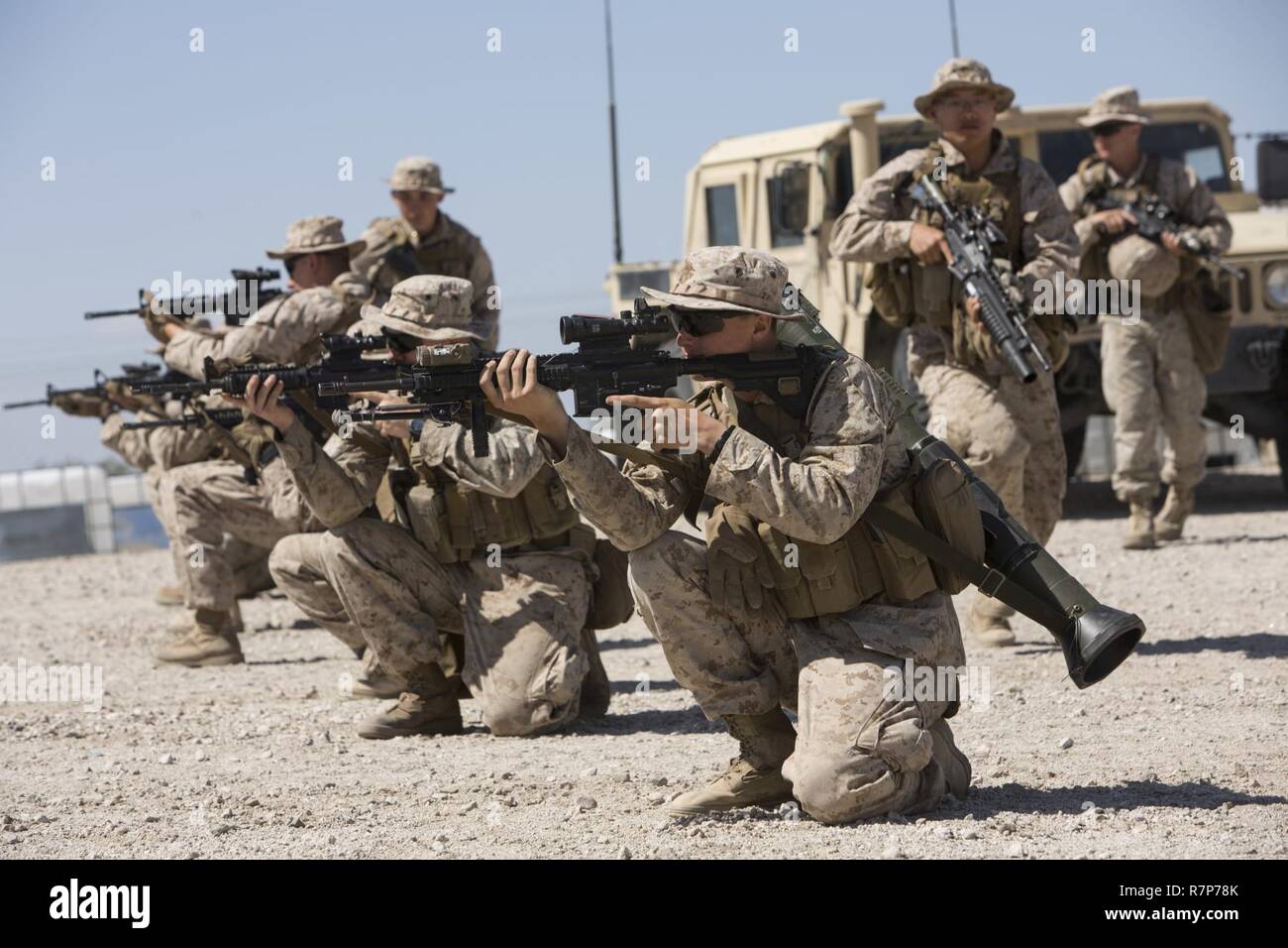 Les Marines américains avec Fox compagnie, 2e Bataillon, 6e Régiment de Marines, 2e Division de Marines (2d MARDIV), effectuer un rush buddy percer sur la base d'opération avancée Laguna, Yuma de l'armée américaine pour l'exercice (TalonEx Talon) 2-17, Yuma, A.Z., le 27 mars 2017. Le but d'TalonEx a été pour les unités de combat à mener une formation intégrée à l'appui de l'armes et tactiques - Instructeur (WTI) 2-17 hébergé par Marine Aviation armes et tactiques d'un escadron (MAWTS-1). Banque D'Images