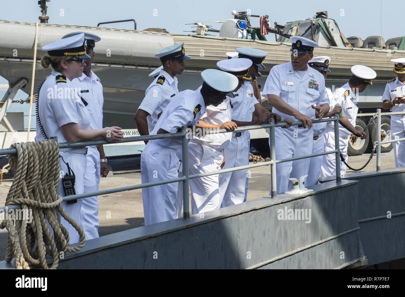 COLOMBO, Sri Lanka (28 mars 2017) Premier maître de Manœuvre principal Brian Kerfien, droite, explique bien les opérations de pont aux officiers de la marine sri-lankaise au cours d'une visite de la station d'atterrissage amphibie USS Comstock (LSD 45). Comstock et entrepris la 11e unité expéditionnaire de marines sont au Sri Lanka pour échanger de l'expertise sur une gamme de sujets, dans le cadre d'échanges permanents entre les deux forces pour améliorer les compétences et renforcer les relations. Banque D'Images