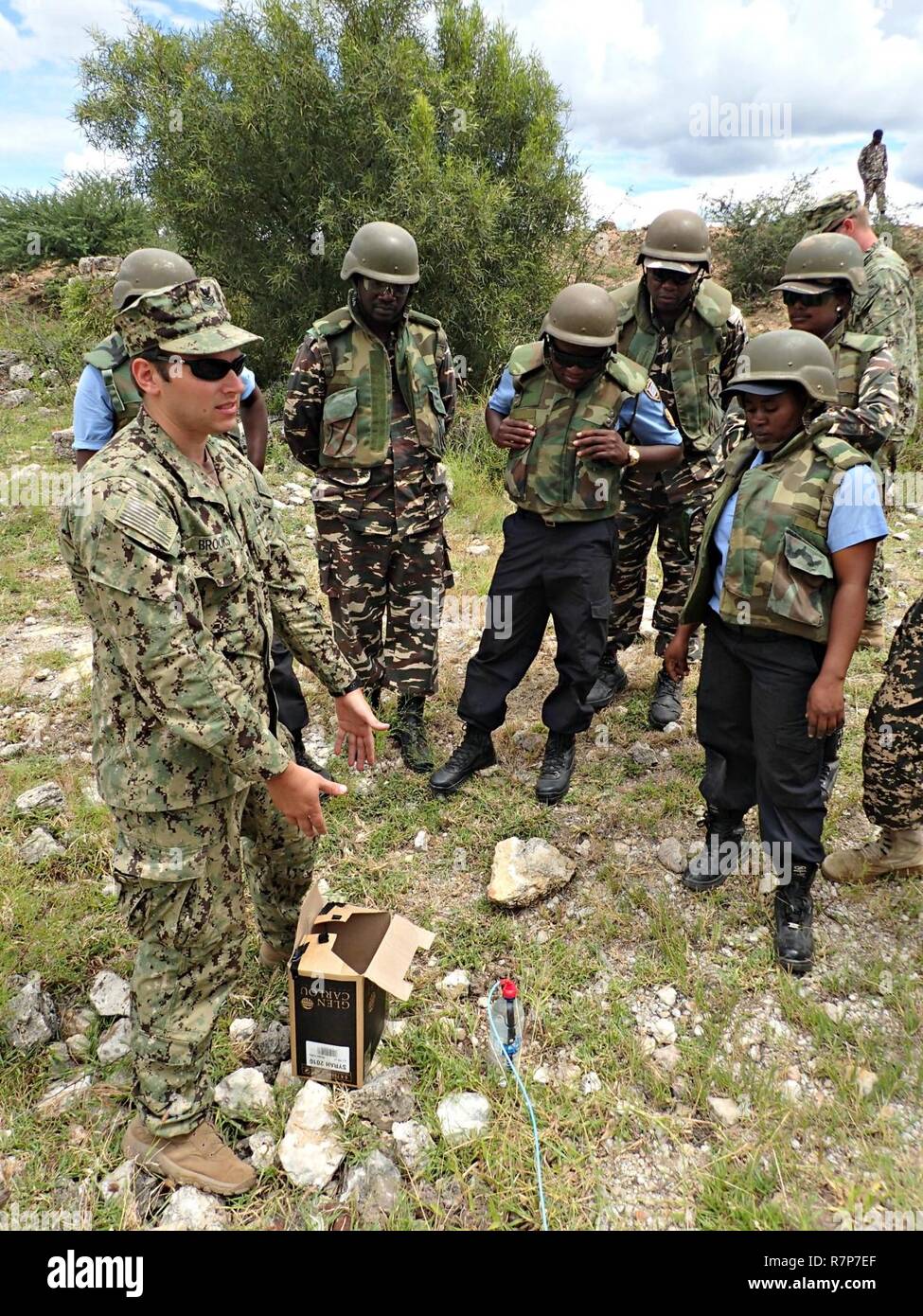 OTAVI, Namibie (24 mars 2017) l'élimination des explosifs et munitions de 1ère classe technicien Tyler Brooks, affecté à l'unité mobile de destruction des engins explosifs (EODMU 8), effectue des travaux de démolition de la formation avec les forces de défense namibiennes combat engineer company et la police namibienne Bomb Squad dans Otavi, la Namibie. Banque D'Images