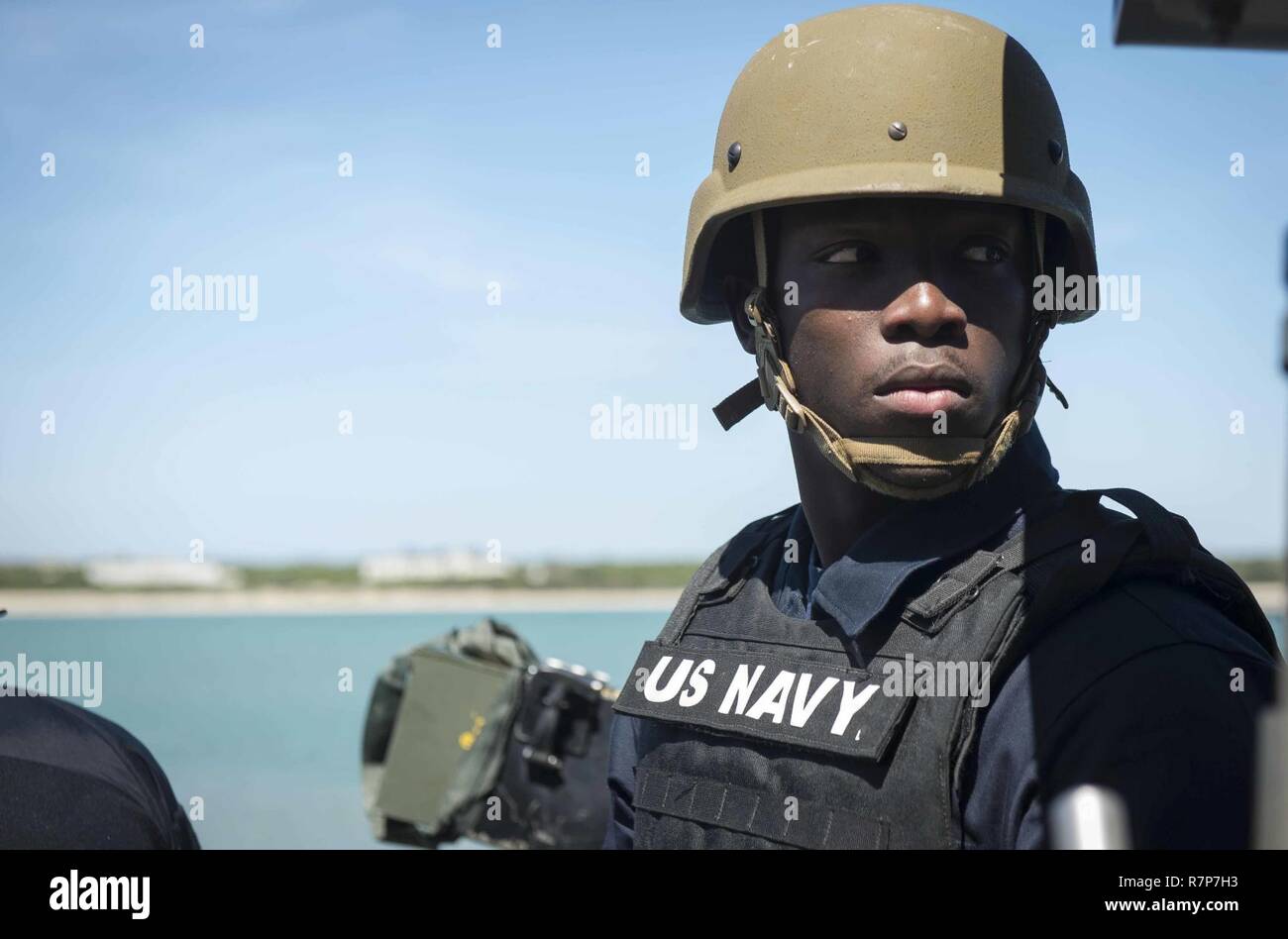 La station navale de Rota, Espagne (29 mars 2017) 2e classe Abdoul Adjanakrou Yeoman, de Moline, Illinois, monte la garde à bord du USS Ross (DDG 71) que le navire quitte Rota, Espagne le 29 mars 2017. Ross, une classe Arleigh Burke destroyer lance-missiles, l'avant-déployé à Rota, Espagne, mène des opérations navales dans la sixième flotte américaine zone d'opérations à l'appui de la sécurité nationale des États-Unis en Europe et en Afrique. Banque D'Images