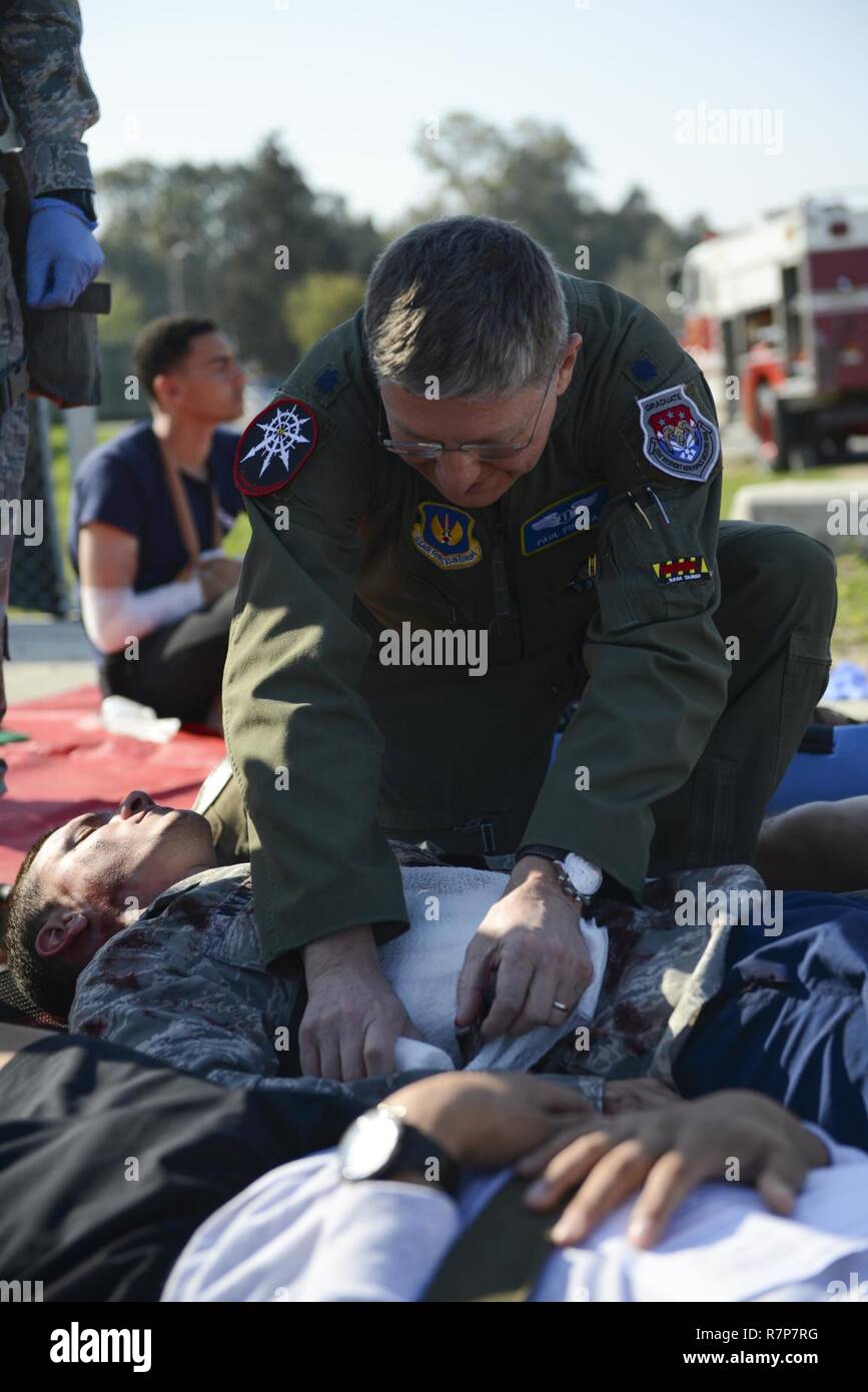 Le Lieutenant-colonel de l'US Air Force Paul Puchta, 39e chef du groupe médical de la médecine aérospatiale, le sida une simulation d'accident d'avion victime lors d'un exercice d'intervention en cas d'accident grave (MARE) 29 mars 2017, à la base aérienne d'Incirlik, en Turquie. Au cours d'une mare, tous les accidents médicaux et les victimes simulées sont traités comme s'ils sont réels par les pompiers et le personnel médical. Banque D'Images