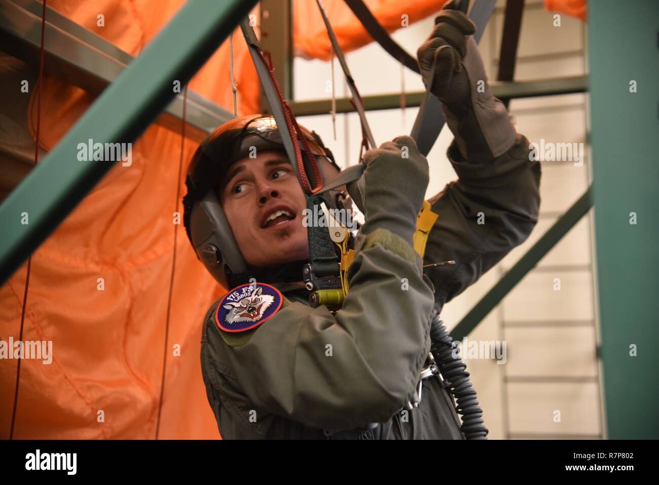 Lawrence Stetson, Professional Bull Rider, passe par la formation de parachutistes avant son F-16 à vol d'orientation Joe Foss Field, S.D., 29 mars 2017. L'organisation a visité le PBR de la 114e Escadre de chasse dans le cadre d'un programme d'approche communautaire. (Air National Guard Banque D'Images