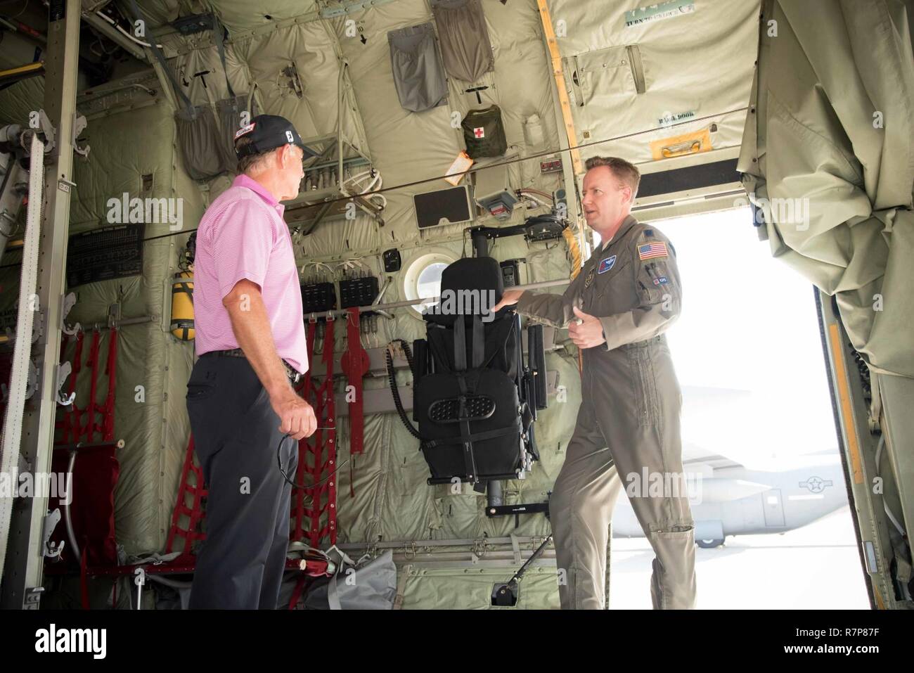 Le lieutenant-colonel Sean Cross, 53e Escadron de reconnaissance Météo pilote, explique la mission de son escadron, et les capacités de l'Association des golfeurs professionnels golfeur Mike Goodes le 29 mars à la base aérienne de Keesler, Mississippi. Banque D'Images