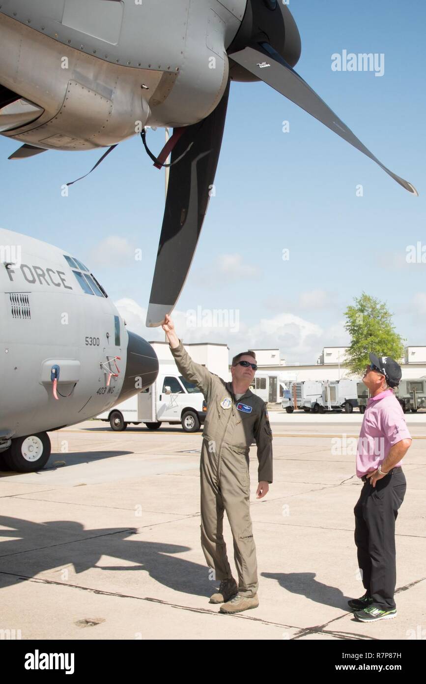 Le lieutenant-colonel Sean Cross, 53e Escadron de reconnaissance Météo pilote, explique la mission de son escadron, et les capacités de l'Association des golfeurs professionnels golfeur Mike Goodes le 29 mars à la base aérienne de Keesler, Mississippi. Banque D'Images