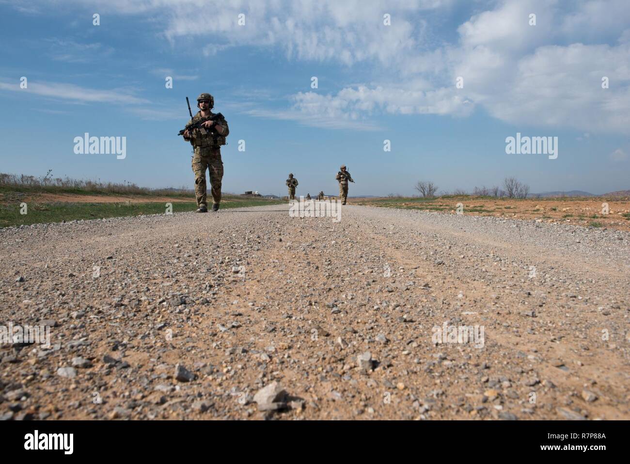 Special Tactics se trouvaient à bord de la 123e Escadron tactique spéciale, New York Air National Guard, manoeuvrer à travers plusieurs scénarios de formation à Falcon Secteur de bombardement, Fort Sill, Oklahoma, Mars 22, 2017. Le 137e de l'élément de soutien de l'air à partir de la 137e Escadre d'opérations spéciales, Oklahoma City, a coordonné un événement de formation conjointe avec le 123e Escadron tactique spéciale, New York Air National Guard, Réserve de l'Armée de l'air F-16 à partir de la 301e Escadre de chasse et T-38's à partir de la 88e Escadron d'entraînement à l'appui, Sheppard Air Force Base, 20-23 mars 2017. Banque D'Images