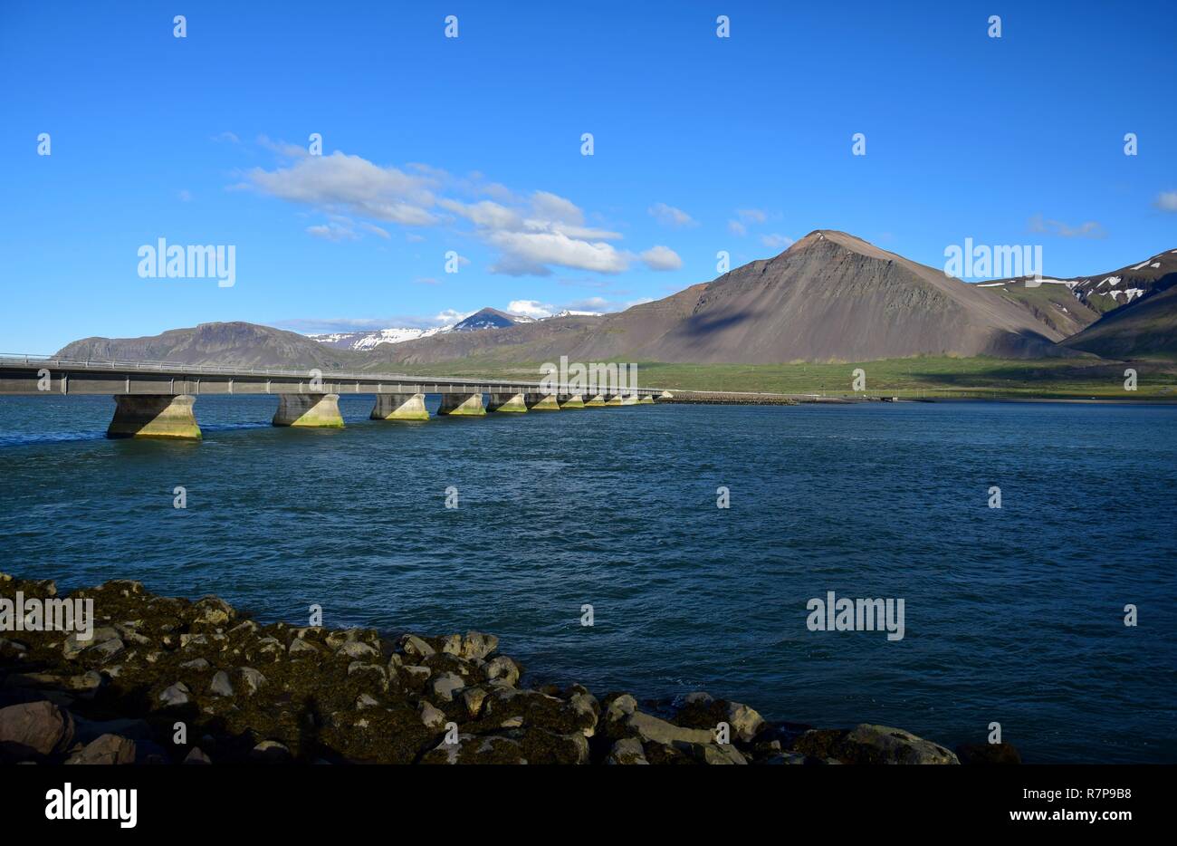 Le pont menant à Reykjavík en Islande, de traverser l'océan. Montagnes en arrière-plan. Banque D'Images