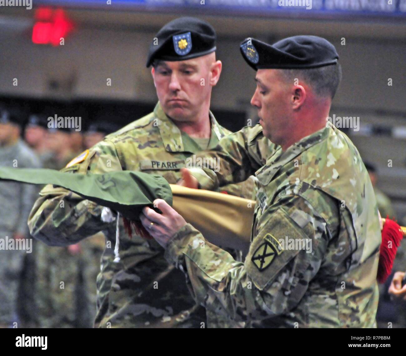 Le major Thomas Pfarr et Master Sgt. Benjamin bord cas les couleurs de la 548ème Bataillon de soutien au maintien en puissance de combat au cours d'une cérémonie à Fort Drum's Magrath Sport Complex le 22 mars 2017, comme l'Administration centrale de l'unité de détachement et de l'Administration centrale se prépare à une mutation à Koweït. Les couleurs seront de nouveau déployée au Koweït comme le détachement prend sa mission à l'appui de l'opération Bouclier spartiate. Banque D'Images