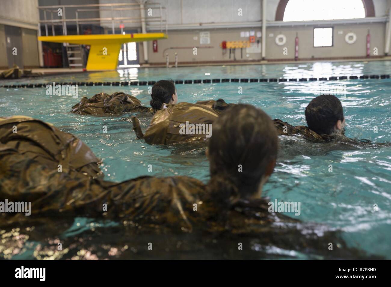 Des recrues de l'entreprise novembre, 4e Bataillon d'instruction des recrues, l'utilisation des packs sur le terrain que les dispositifs de flottaison de l'eau pendant l'entraînement de survie le 20 mars 2017, sur l'Île Parris, L.C. (qualification de survie en eau, l'un des sept de l'obtention du diplôme, comprend également une piscine de 25 mètres, sautant d'une tour de 10 pieds, se maintenir à la surface pendant 4 minutes et l'excrétion de l'équipement de combat sous l'eau. Société novembre est prévue pour le 19 mai 2017 études supérieures. Parris Island est le lieu d'entraînement des recrues du Corps des marines depuis le 1 novembre 1915. Aujourd'hui, environ 19 000 recrues proviennent à Parris Island chaque année pour l'occasion de Banque D'Images