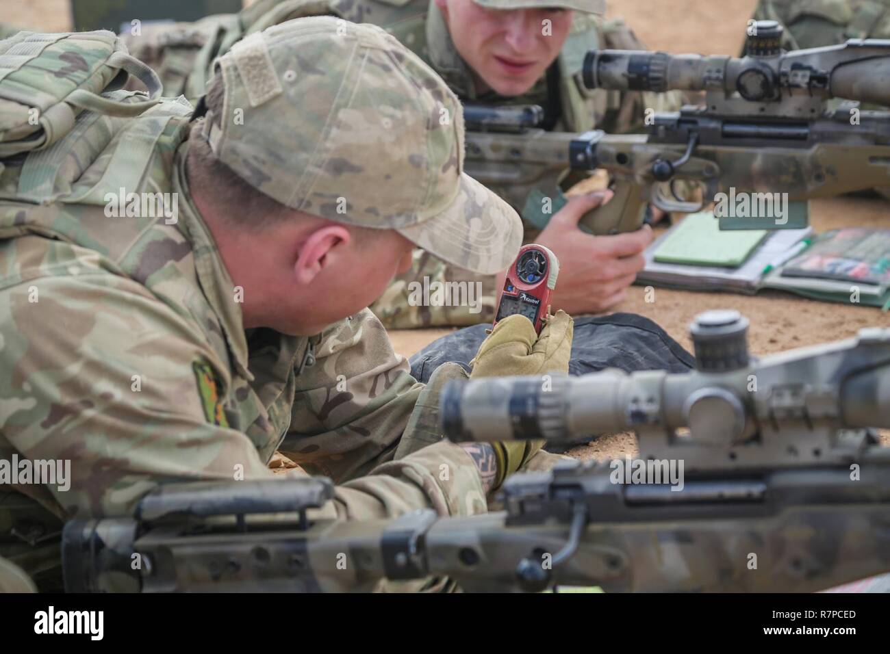 Un formateur britanniques déployées à l'appui de la Force opérationnelle interarmées - Fonctionnement résoudre inhérent et affecté à l'Highlanders, 4e Bataillon, The Royal Regiment of Scotland (4) Sylvestre utilise un compteur de temps pour vérifier les conditions environnementales pendant la formation de sniper à Al Asad Air Base, l'Iraq, le 21 mars 2017. Cette formation fait partie de l'ensemble de la CJTF OIR - renforcer les capacités des partenaires mission par la formation et de l'amélioration de la capacité des forces des combats en partenariat avec ISIS. Les GFIM - OIR est la Coalition mondiale pour vaincre ISIS en Iraq et en Syrie. Banque D'Images