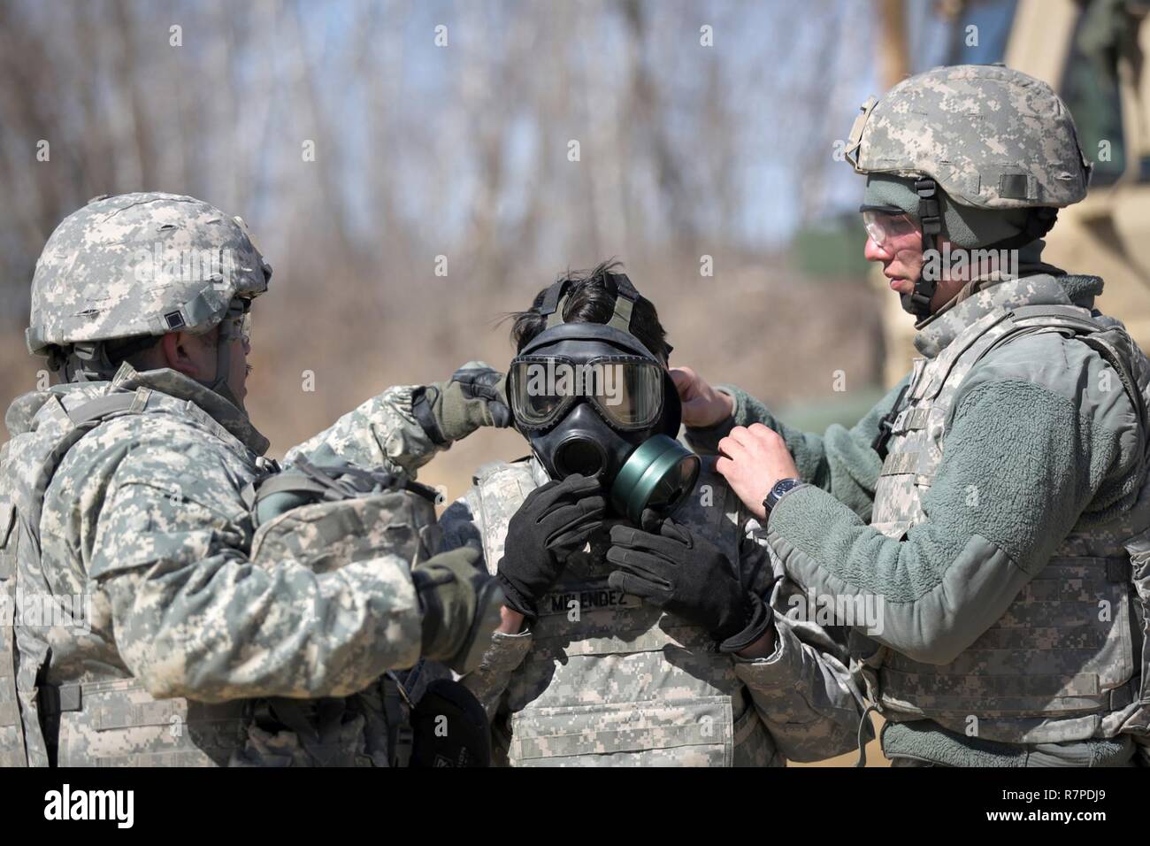 Le sergent de l'armée. Crystal Melendez, centre, 822e Compagnie de Police Militaire, 327e Bataillon de la Police militaire, la Police militaire 200e Commande, Arlington Heights, Illinois, naît son M40 masque de protection avant de passer à un exercice de tir à blanc pour engager des cibles fixes tout en portant le masque de protection lors de l'opération d'acier froid exercice mené à Fort McCoy, Wisconsin, Mars 22, 2017. L'acier froid fonctionnement est l'armée américaine Réserver's premier grand de tir réel et armes collectives qualification et l'exercice de validation qui aura lieu du 9 mars au 25 avril 2017. L'acier froid Banque D'Images