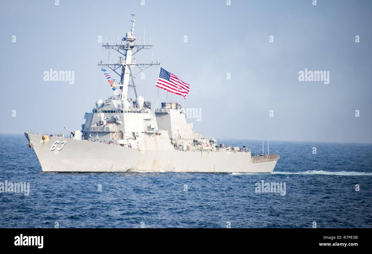 Septième ZONE DES OPÉRATIONS DE LA FLOTTE (22 mars 2017) La classe Arleigh Burke destroyer lance-missiles USS Stethen (DDG 63) transits eaux situées à l'est de la péninsule coréenne au cours d'un exercice photo y compris l'United States Navy et de la Marine de la République de Corée au cours de l'opération Foal Eagle. Le groupe aéronaval du Carl Vinson est en fonction d'un programme de déploiement de l'ouest du Pacifique dans le cadre de la flotte américaine du Pacifique visant à étendre la commande et des fonctions de contrôle U.S. 3e flotte. Porte-avions de la marine américaine ont patrouillé la grève des groupes Indo-Asia-Pacifique régulièrement et systématiquement pour plus d'tha Banque D'Images