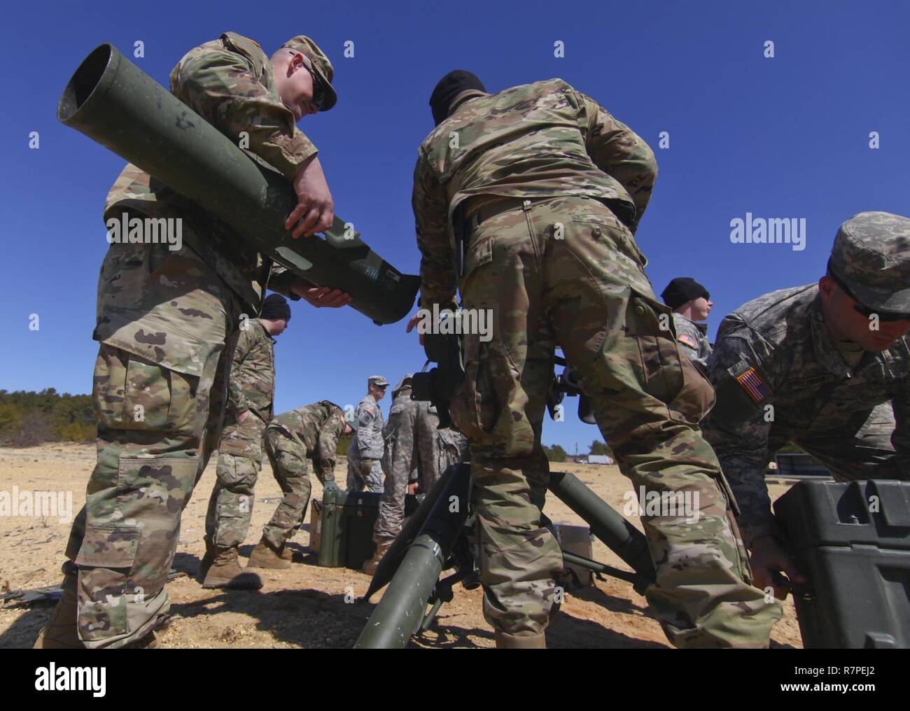 Les soldats de la Garde nationale de l'Armée américaine à partir de la 50ème Infantry Brigade Combat Team déballez BGM-71 TOW 2B Aero accessoires durant la formation at Joint Base McGuire-Dix-Lakehurst, N.J., le 23 mars 2017. Le TOW (tube-lancé, Optique, Fil-guidée) est un missile antichar américain. Banque D'Images